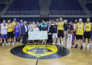 Σε κλίμα συγκίνησης το φιλικό των παλαιμάχων για φιλανθρωπικούς σκοπούς (pic)