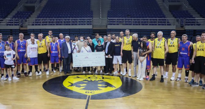 Σε κλίμα συγκίνησης το φιλικό των παλαιμάχων για φιλανθρωπικούς σκοπούς (pic)