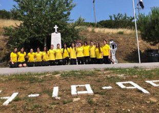 Οι Κορασίδες της ΑΕΚ τίμησαν το μνημείο των αδικοχαμένων φίλων του ΠΑΟΚ στα Τέμπη (ΦΩΤΟ)