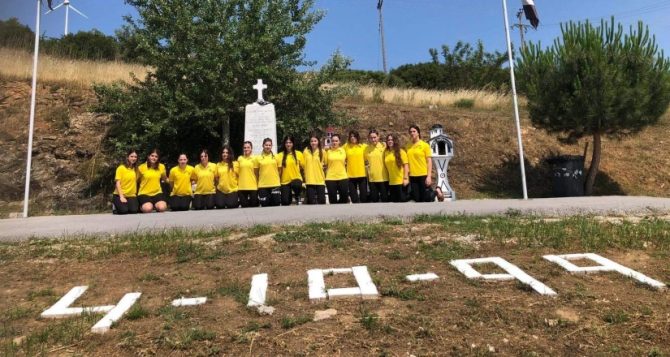 Οι Κορασίδες της ΑΕΚ τίμησαν το μνημείο των αδικοχαμένων φίλων του ΠΑΟΚ στα Τέμπη (ΦΩΤΟ)