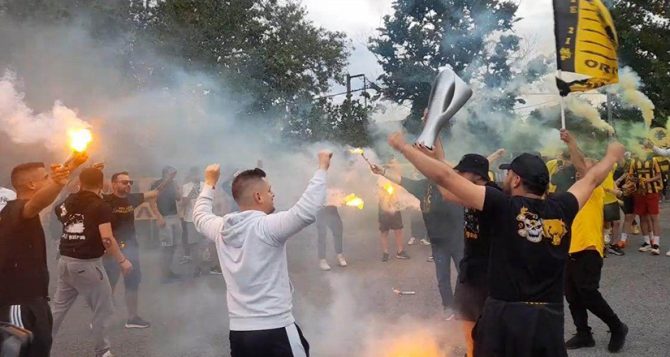 ΠΑΝΙΚΟΣ στην Τρίπολη για τις κούπες της ΑΕΚΑΡΑΣ (pics+vids)