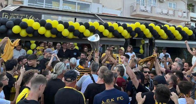 Τρέλα και στον Άγιο Νικόλαο για το τρόπαιο του Πρωταθλήματος (pics) Τρέλα και στον Άγιο Νικόλαο για το τρόπαιο του Πρωταθλήματος (pics)