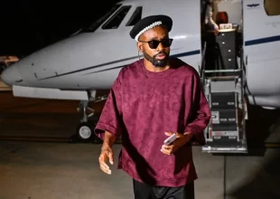 Μπακαμπού: Στην Κωνσταντινούπολη με τρομερό ντύσιμο για να υπογράψει στην Γαλατά