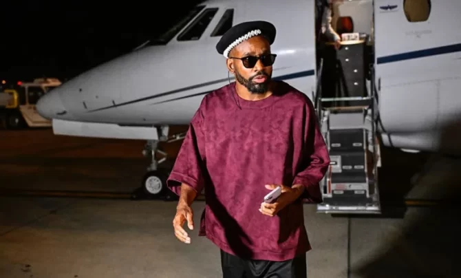 Μπακαμπού: Στην Κωνσταντινούπολη με τρομερό ντύσιμο για να υπογράψει στην Γαλατά