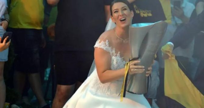 Τρέλα για την ΑΕΚάρα: Νεόνυμφο ζευγάρι στο πάρτι για την κούπα του πρωταθλήματος (ΦΩΤΟ)