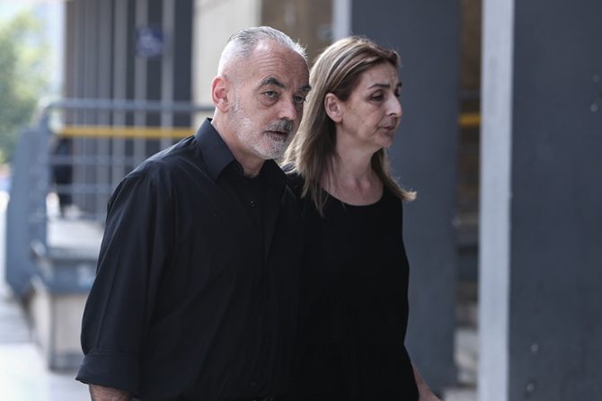 «Καλή αντάμωση με τον Άλκη»: Στεφάνι στην κηδεία του Μιχάλη Κατσουρή από την οικογένεια του Άλκη Καμπανού