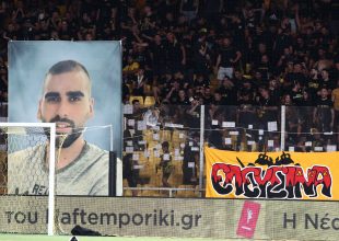 Ρήγη συγκίνησης από οπαδούς της Ομόνοιας και της Νέας Σαλαμίνας: «Μιχάλη ζεις»