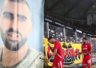 Η αποστολή του Πανσεραϊκού κατέθεσε λουλούδια για τον Μιχάλη (pics-vid)