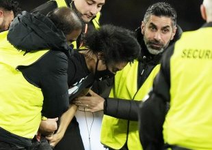 Εισβολέας διέκοψε τον τελικό του Παγκοσμίου γυναικών φορώντας μπλούζα με μήνυμα κατά του Πούτιν