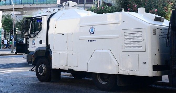 Η υδροφόρα Αίαντας έξω από τη Λεωφόρο