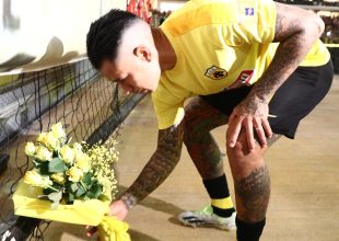 Ρίγος συγκίνησης: Οι παίκτες της ΑΕΚ κατέθεσαν ανθοδέσμη μπροστά στη φωτογραφία του Μιχάλη(VIDEO)