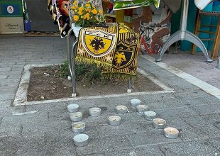 Ένα μεγάλο πανό, κασκόλ και κεράκια για τον αδικοχαμένο φίλο της ΑΕΚ στη Νέα Φιλαδέλφεια