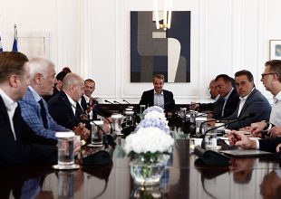 Οπαδική βία: Τη Δευτέρα οι επίσημες ανακοινώσεις – Παρών στη σύσκεψη στο Μαξίμου και ο διοικητής της ΕΥΠ