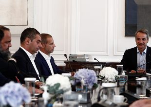 Μητσοτάκης: «Κλείνουν οι λέσχες – Έλεγχος Αστυνομίας στους οργανωμένους»