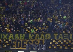 Το «αντίο» των οπαδών του Άρη στον Μιχάλη και το… μήνυμα για τους ναζί (ΦΩΤΟ)