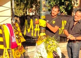 Αντιπροσωπεία του τμήματος υγρού στίβου της ΑΕΚ άφησε λουλούδια για τον Μιχάλη (ΦΩΤΟ)