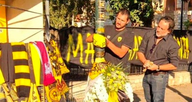 Αντιπροσωπεία του τμήματος υγρού στίβου της ΑΕΚ άφησε λουλούδια για τον Μιχάλη (ΦΩΤΟ)