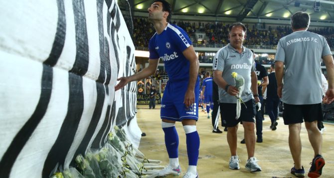 Οι παίχτες του Ατρομήτου άφησαν λουλούδια στην φωτογραφία του Μιχάλη (vid/pics)