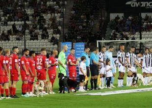 ΠΑΟΚ: Συνοδεία από αδέσποτα σκυλάκια στην είσοδο στην Τούμπα