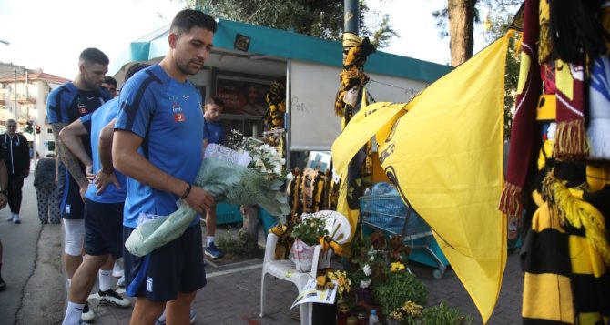 H Eθνική στη Ν. Φιλαδέλφεια, άφησε λουλούδια στο σημείο που “έφυγε” ο Μιχάλης (ΦΩΤΟ)