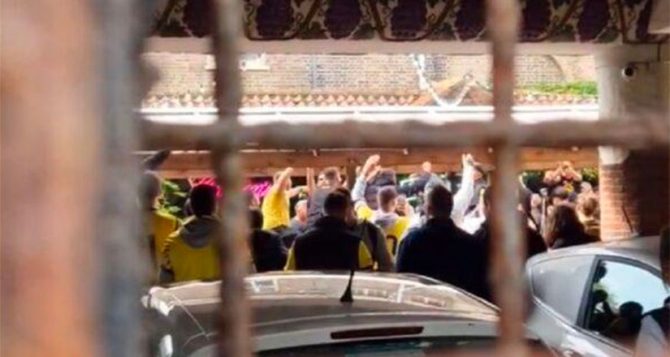 Τρελαίνουν και την Αγγλία οι ΑΕΚτζήδες – «Φωνάζουν προτού ξεκινήσει ο αγώνας» (VID)