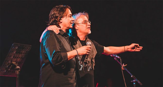 Κιτρινόμαυρη τρέλα Πασχαλίδη σε συναυλία, άλλαξε τους στίχους από τραγούδι για χάρη της ΑΕΚ (VID)