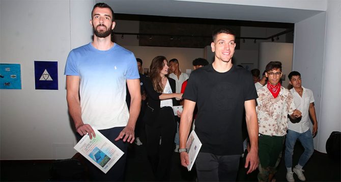 Ξανά δίπλα στα προσφυγόπουλα η Βασίλισσα Ξανά δίπλα στα προσφυγόπουλα η Βασίλισσα