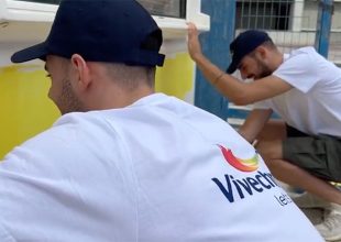 Έπιασαν πινέλα οι Χατζηδάκης και Καράμπελας (VID)