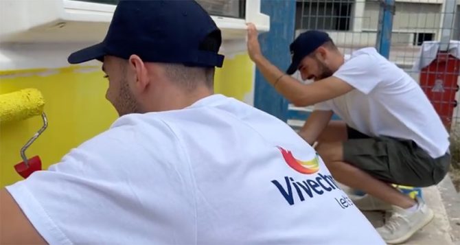 Έπιασαν πινέλα οι Χατζηδάκης και Καράμπελας (VID)