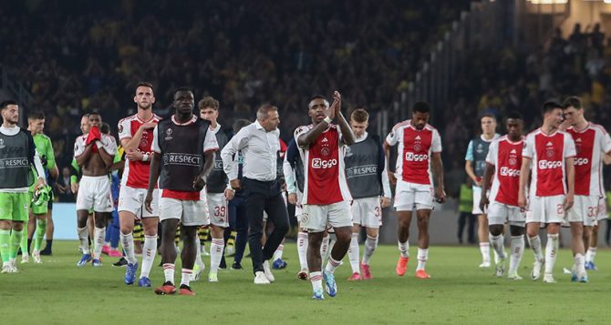 Ο κόσμος του Άγιαξ ζητεί άμεσα την απόλυση του Στέιν μετά το 1-1 με την ΑΕΚ