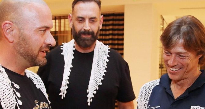 Αλμέιδα: Δέχτηκε δώρα από τους Κρητικούς φίλους της ΑΕΚ (ΦΩΤΟ)