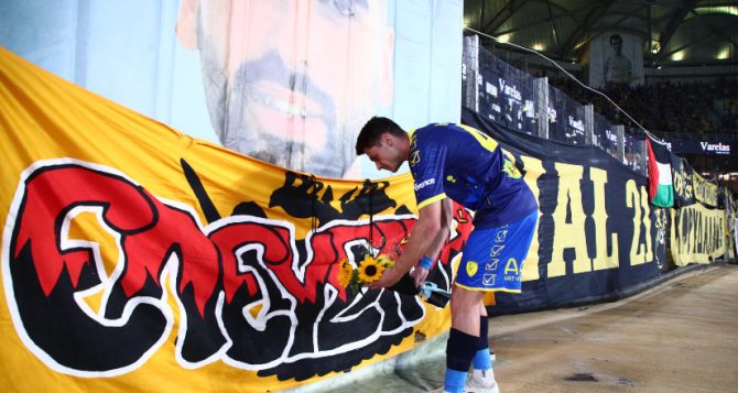 Υπέροχη κίνηση από τον Παναιτωλικό – Κατέθεσε λουλούδια στην φωτογραφία του Μιχάλη (pics/vid)