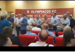 Ο γιατρός του ντέρμπι βραβευμένος από τους βετεράνους του Ολυμπιακού (ΦΩΤΟ)