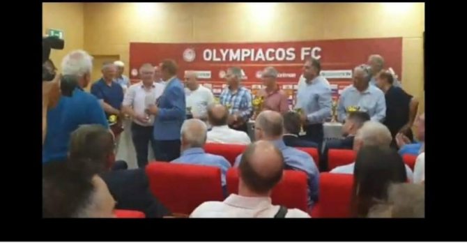 Ο γιατρός του ντέρμπι βραβευμένος από τους βετεράνους του Ολυμπιακού (ΦΩΤΟ)