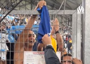 Φίλοι της ΑΕΚ και της Μαρσέιγ αντάλλαξαν φανέλες στο Βελοντρόμ (VIDEO)
