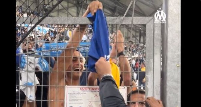 Φίλοι της ΑΕΚ και της Μαρσέιγ αντάλλαξαν φανέλες στο Βελοντρόμ (VIDEO)