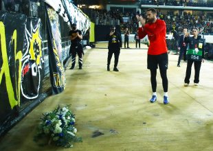 H Μαρσέιγ κατέθεσε λουλούδια στο σημείο του Μιχάλη στην εξέδρα (VID)