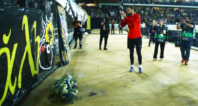 H Μαρσέιγ κατέθεσε λουλούδια στο σημείο του Μιχάλη στην εξέδρα (VID)