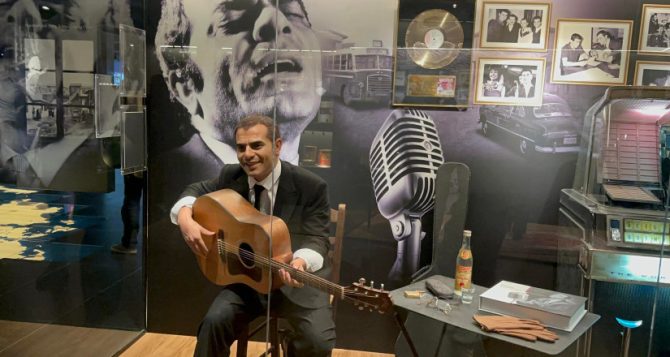 Τα κέρινα ομοιώματα του Στέλιου Καζαντζίδη και του Αριστοτέλη Ωνάση (vid/pics)