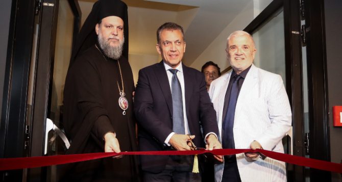 Εγκαίνια: Η στιγμή που ο Γιάννης Βρούτσης έκοψε την κορδέλα στο Μουσείο Προσφυγικού Ελληνισμού (VID)