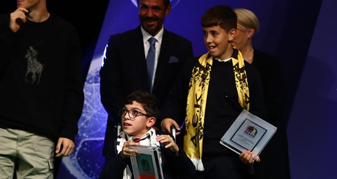 Συγκίνησε ο μικρός Γιάννης: «Να πηγαίνουν οι φίλαθλοι στο γήπεδο με το χρώμα των ομάδων τους» Συγκίνησε ο μικρός Γιάννης: «Να πηγαίνουν οι φίλαθλοι στο γήπεδο με το χρώμα των ομάδων τους»