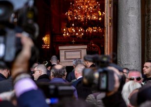 Βασίλης Καρράς: Πλήθος κόσμου για το τελευταίο αντίο στον μεγάλο τραγουδιστή