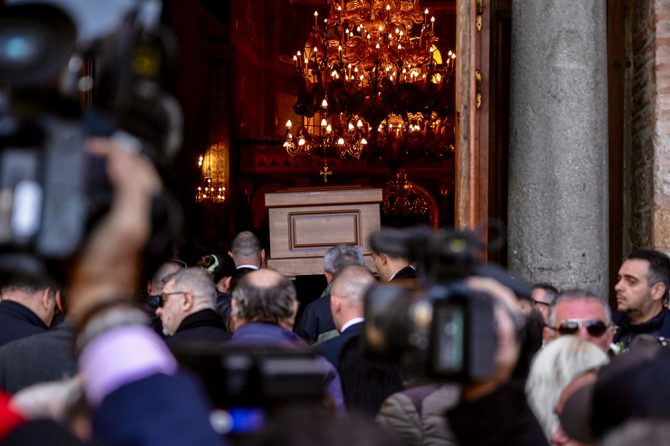 Βασίλης Καρράς: Πλήθος κόσμου για το τελευταίο αντίο στον μεγάλο τραγουδιστή