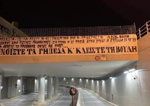 «Ανοίξτε τα γήπεδα και κλείστε την βουλή»
