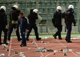 Επεισόδια και έξω από το Πανθεσσαλικό από τους οπαδούς του Ολυμπιακού (VIDEO)
