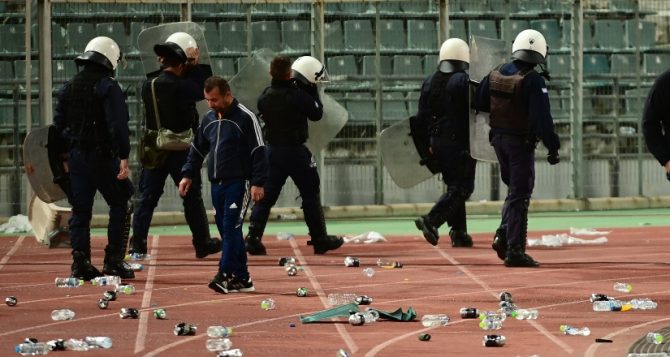 Επεισόδια και έξω από το Πανθεσσαλικό από τους οπαδούς του Ολυμπιακού (VIDEO) Επεισόδια και έξω από το Πανθεσσαλικό από τους οπαδούς του Ολυμπιακού (VIDEO)