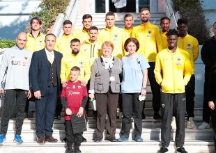 ΑΕΚ TV: Η επίσκεψη της ΑΕΚ στο Γ.Ν.Π.Α. «Π. & Α. Κυριακού» (VID)