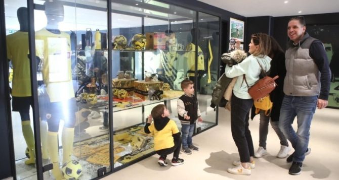 Γιορτινό κλίμα στην OPAP Arena με πλήθος κόσμου ενόψει Χριστουγέννων