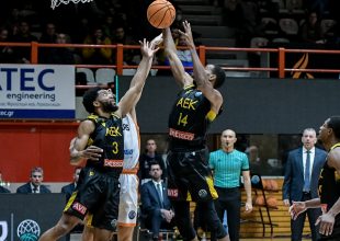 Η ΑΕΚ Betsson δήλωσε τον Χόλινς στην Basket League – Εκτός 7άδας ξένων ο Χολ