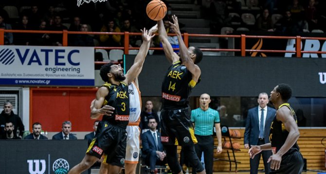 Η ΑΕΚ Betsson δήλωσε τον Χόλινς στην Basket League – Εκτός 7άδας ξένων ο Χολ